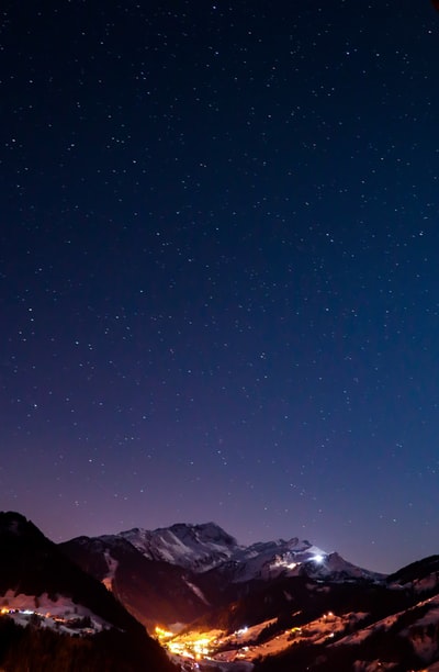 野外观景山房屋夜间航拍